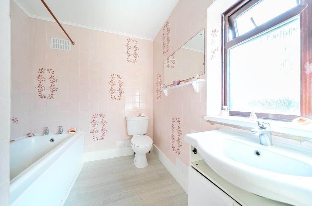 4 Bedroom Semi-Detached for Sale in Sanderstead, CR2 9DY