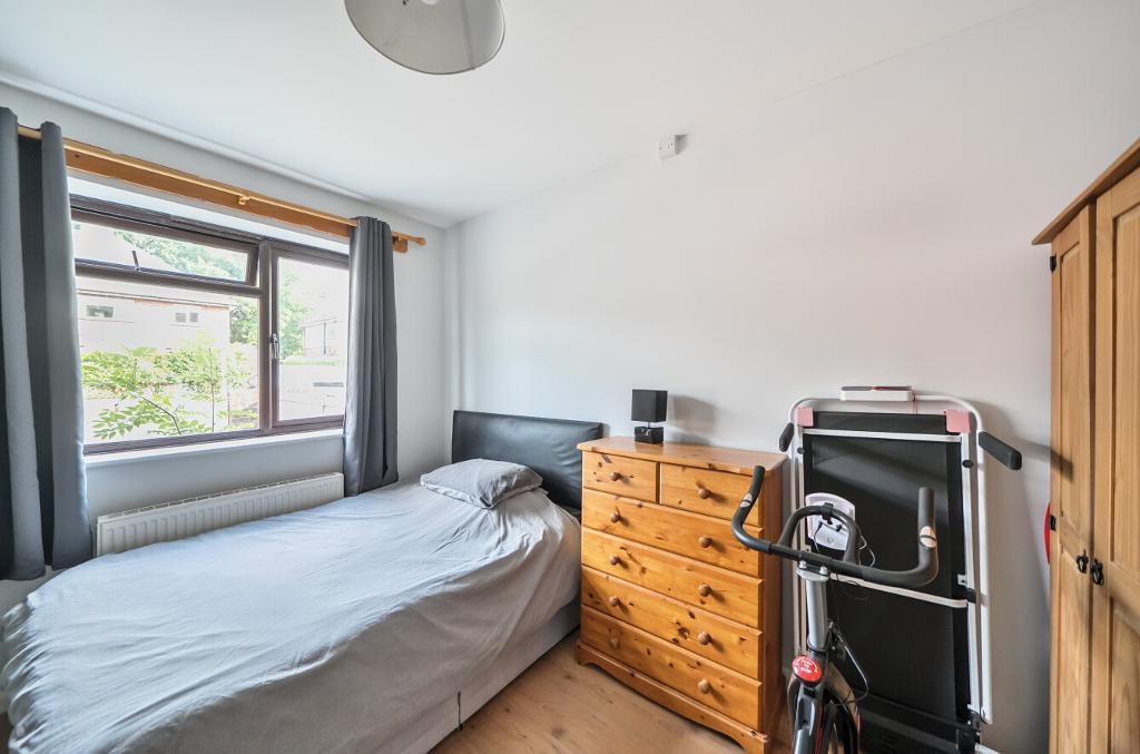 4 Bedroom Semi-Detached for Sale in Sanderstead, CR2 9DY