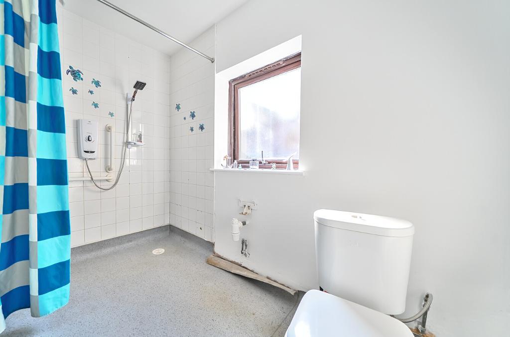 4 Bedroom Semi-Detached for Sale in Sanderstead, CR2 9DY