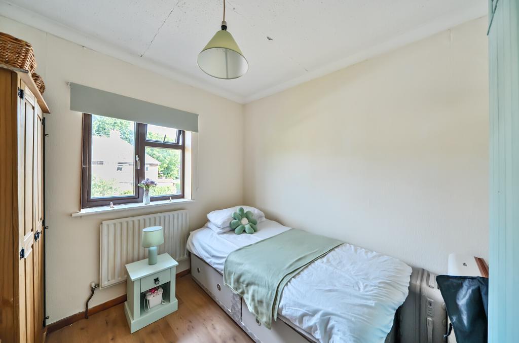 4 Bedroom Semi-Detached for Sale in Sanderstead, CR2 9DY