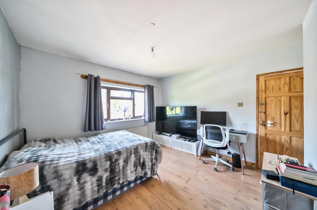 4 Bedroom Semi-Detached for Sale in Sanderstead, CR2 9DY