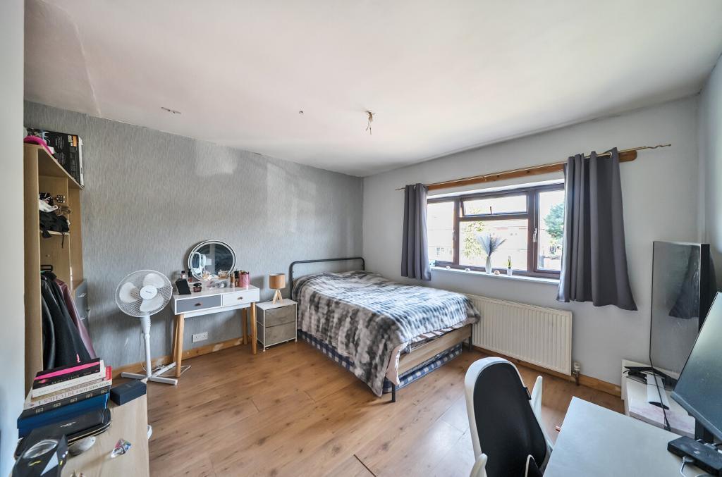 4 Bedroom Semi-Detached for Sale in Sanderstead, CR2 9DY