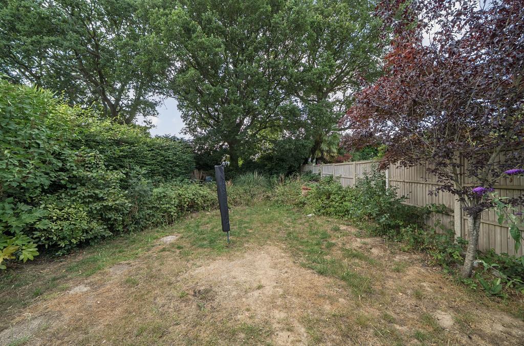 4 Bedroom Semi-Detached for Sale in Sanderstead, CR2 9DY