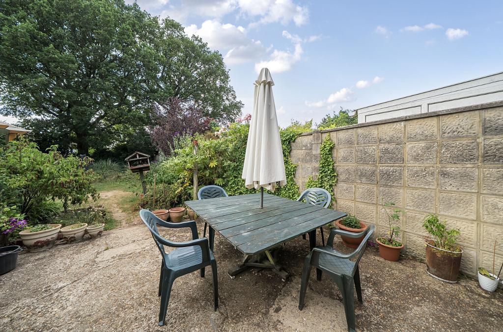 4 Bedroom Semi-Detached for Sale in Sanderstead, CR2 9DY