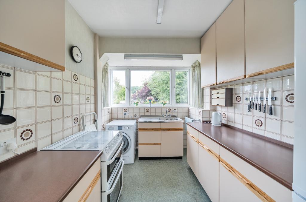 3 Bedroom Semi-Detached for Sale in Sanderstead, CR2 0HU