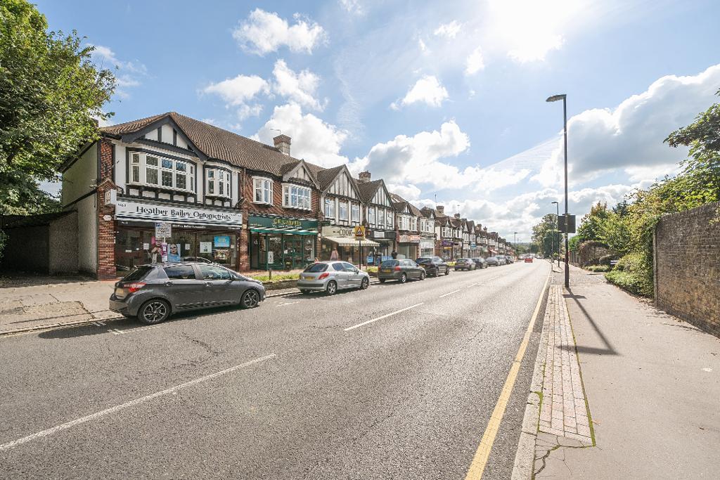 5 Bedroom Detached for Sale in Sanderstead, CR2 9JE