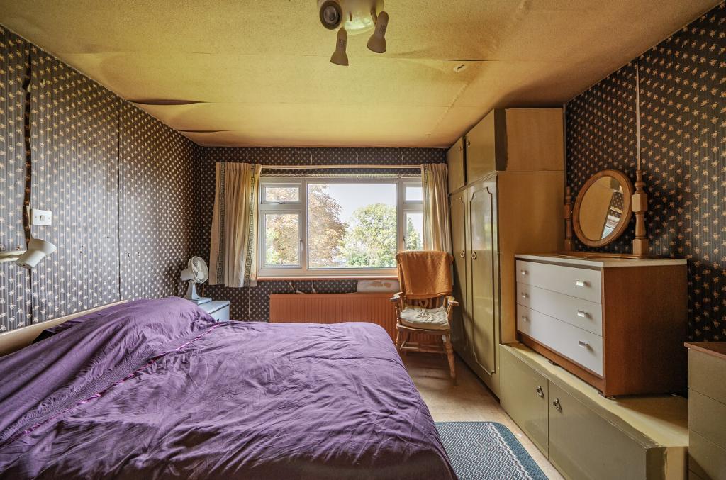 3 Bedroom Detached for Sale in Sanderstead, CR2 0PW