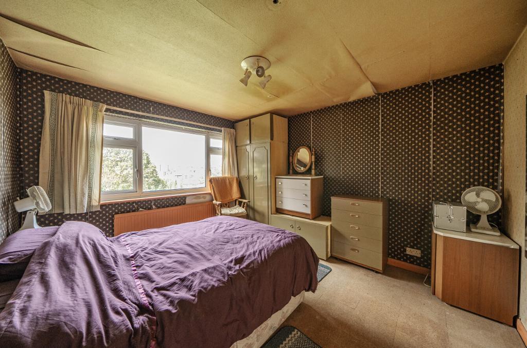 3 Bedroom Detached for Sale in Sanderstead, CR2 0PW