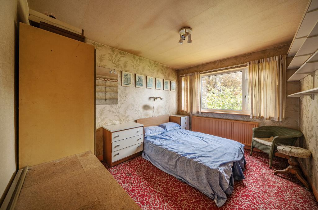 3 Bedroom Detached for Sale in Sanderstead, CR2 0PW