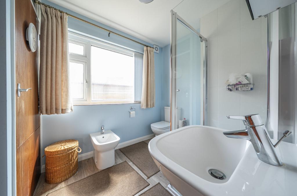 3 Bedroom Detached for Sale in Sanderstead, CR2 0PW