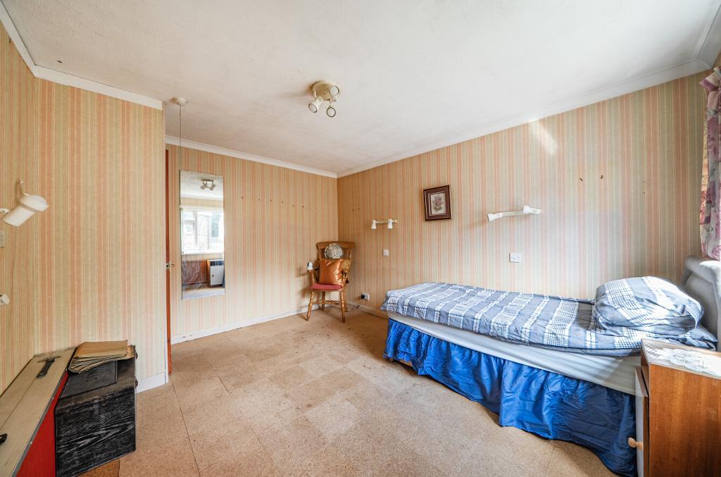 3 Bedroom Detached for Sale in Sanderstead, CR2 0PW