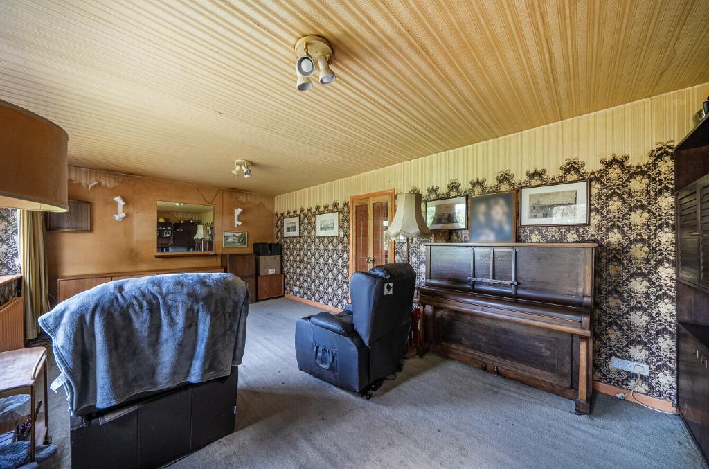 3 Bedroom Detached for Sale in Sanderstead, CR2 0PW