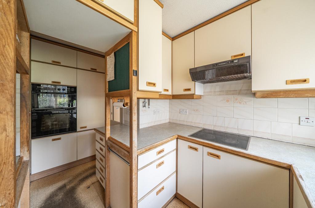 3 Bedroom Detached for Sale in Sanderstead, CR2 0PW