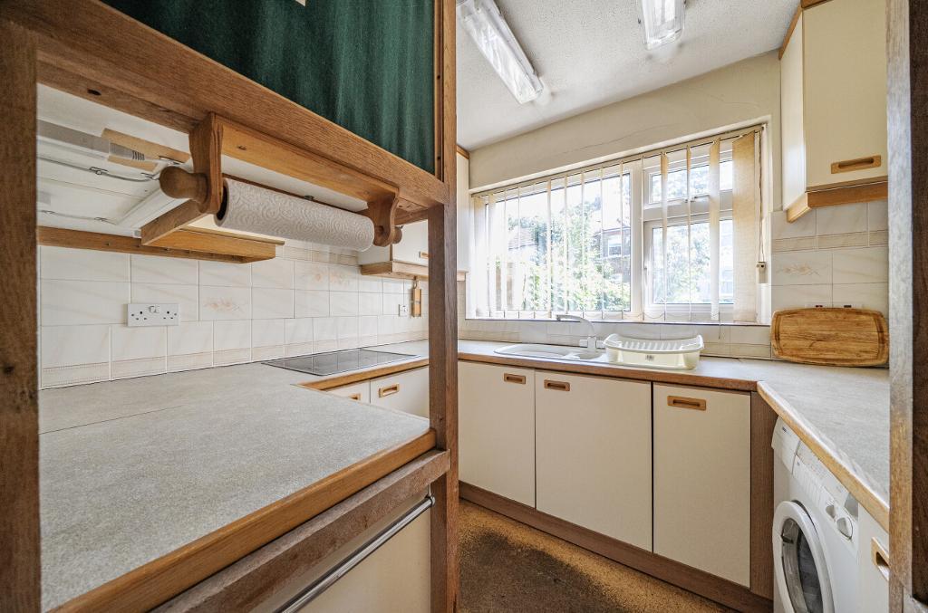 3 Bedroom Detached for Sale in Sanderstead, CR2 0PW