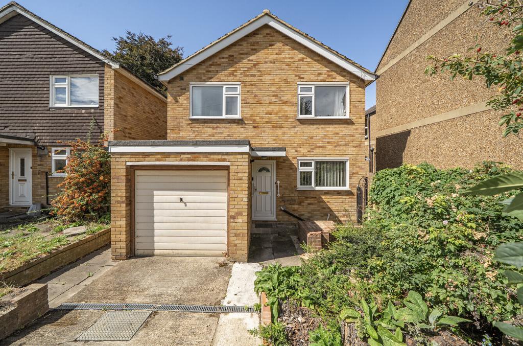3 Bedroom Detached for Sale in Sanderstead, CR2 0PW