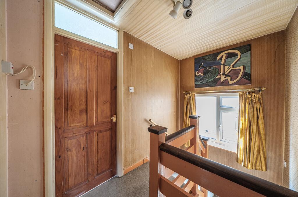 3 Bedroom Detached for Sale in Sanderstead, CR2 0PW
