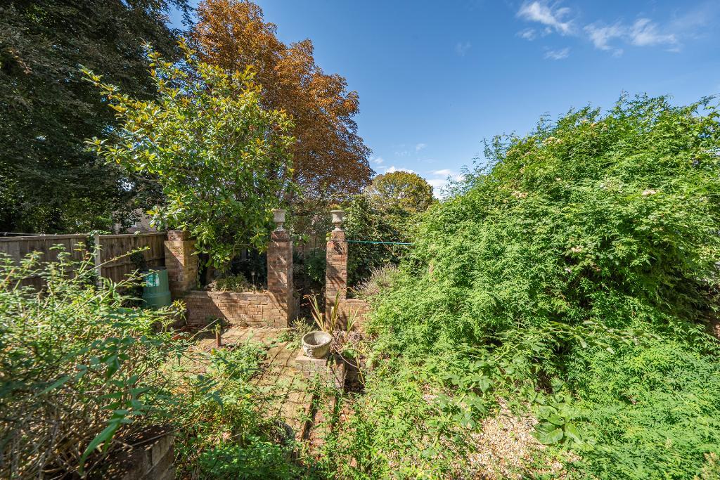 3 Bedroom Detached for Sale in Sanderstead, CR2 0PW