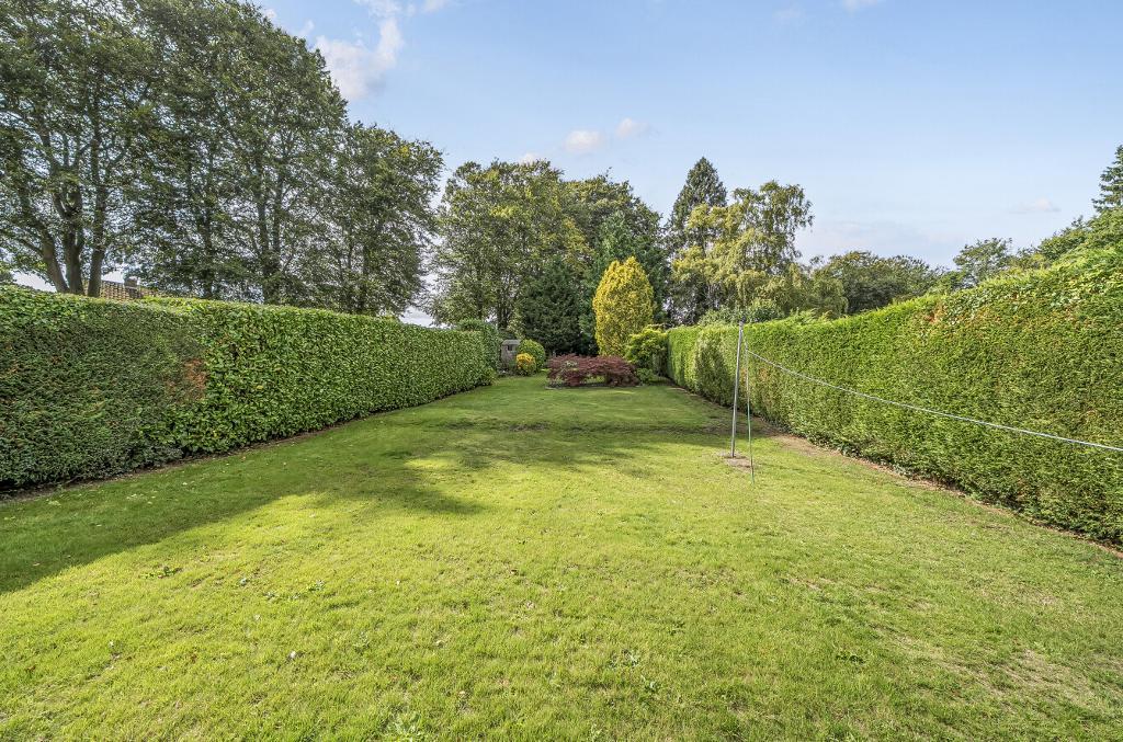 3 Bedroom Detached for Sale in Sanderstead, CR2 9AW