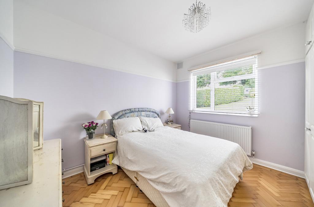 3 Bedroom Detached for Sale in Sanderstead, CR2 9AW