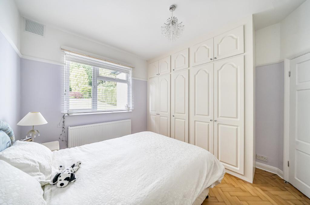 3 Bedroom Detached for Sale in Sanderstead, CR2 9AW