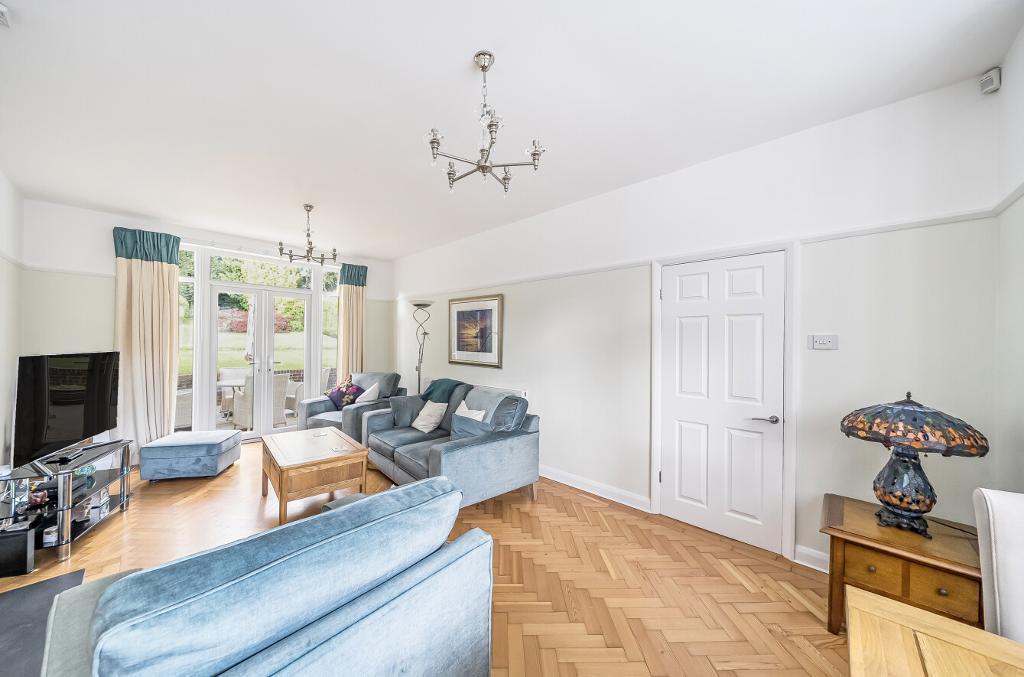 3 Bedroom Detached for Sale in Sanderstead, CR2 9AW