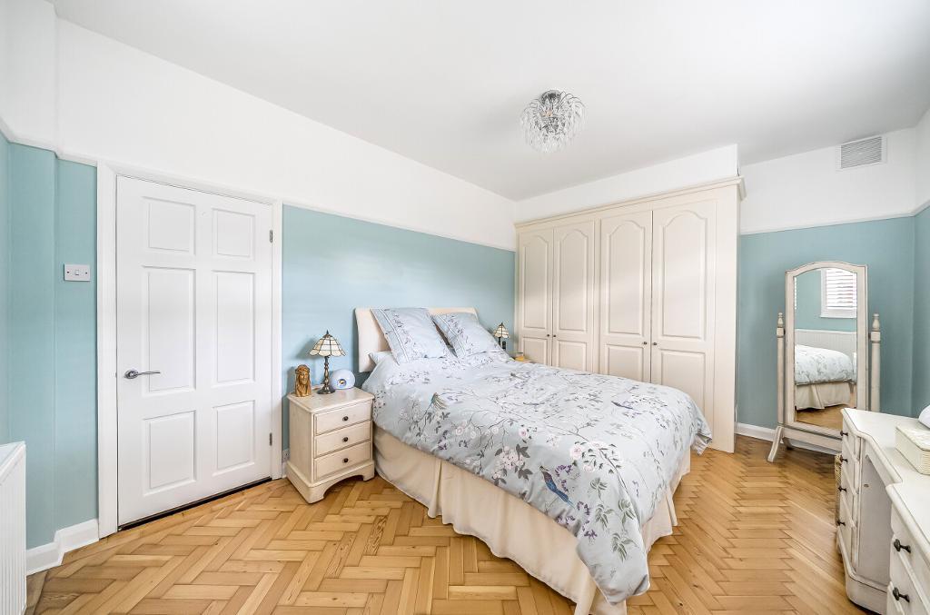 3 Bedroom Detached for Sale in Sanderstead, CR2 9AW