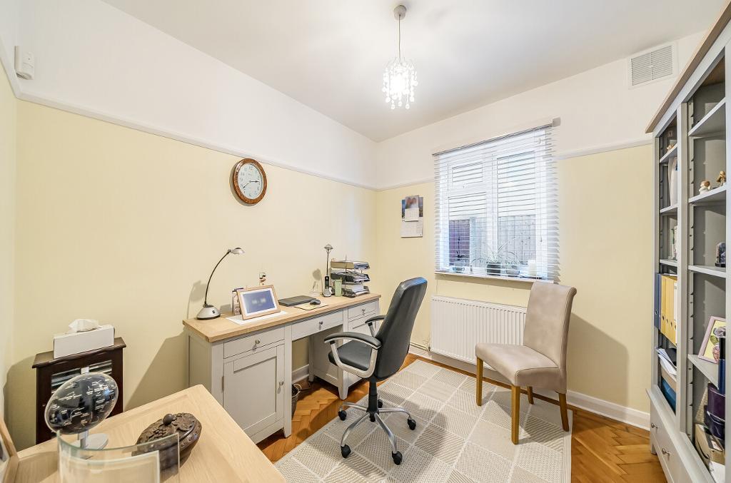 3 Bedroom Detached for Sale in Sanderstead, CR2 9AW