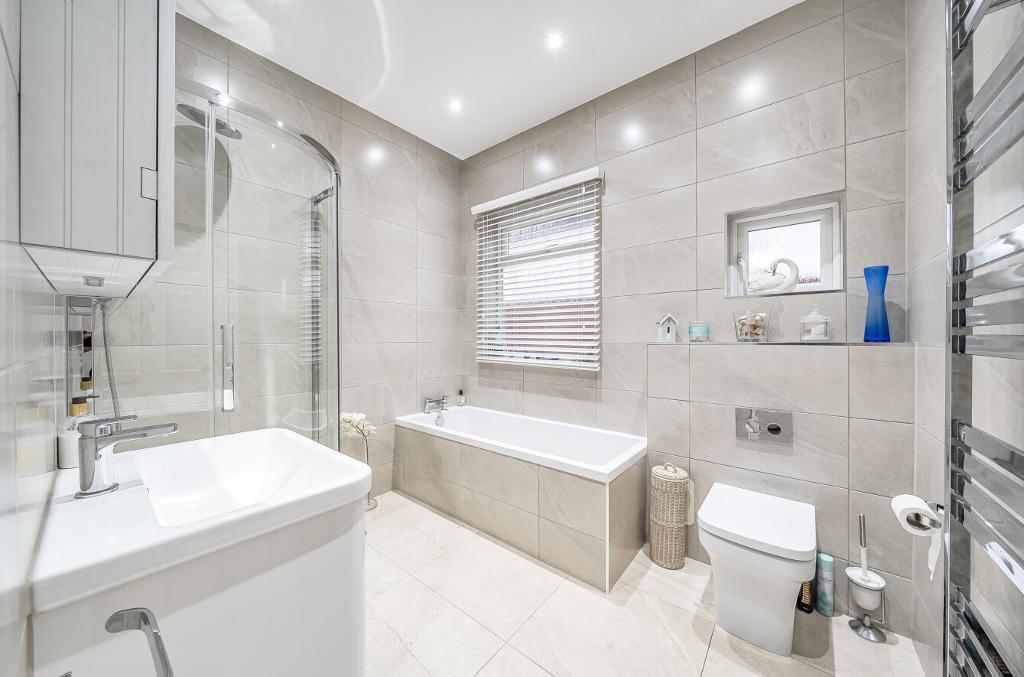 3 Bedroom Detached for Sale in Sanderstead, CR2 9AW