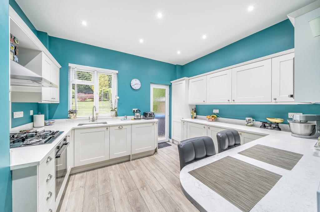 3 Bedroom Detached for Sale in Sanderstead, CR2 9AW