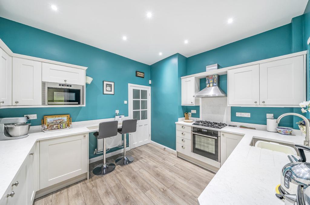 3 Bedroom Detached for Sale in Sanderstead, CR2 9AW
