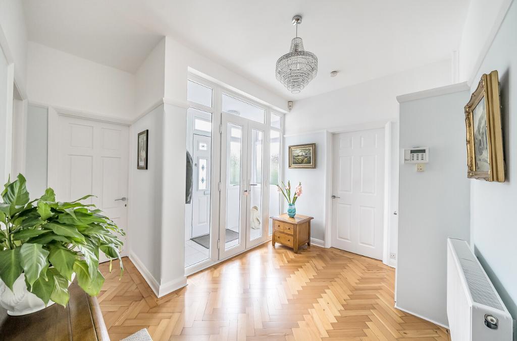 3 Bedroom Detached for Sale in Sanderstead, CR2 9AW