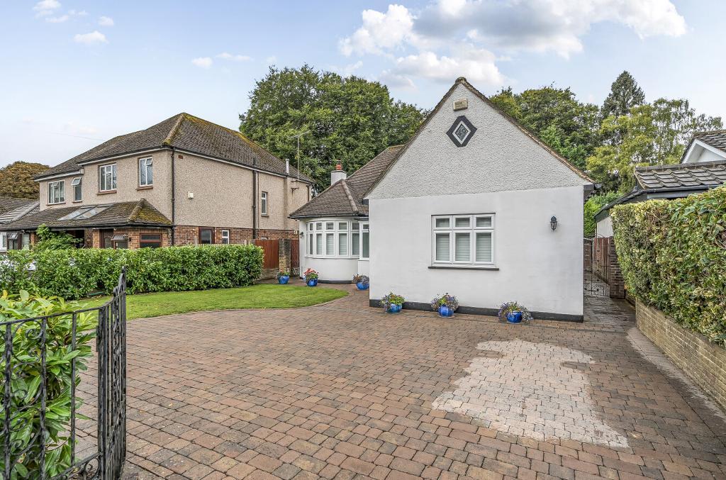 3 Bedroom Detached for Sale in Sanderstead, CR2 9AW