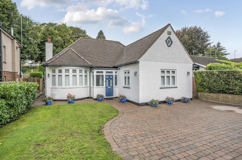 3 Bedroom Detached for Sale in Sanderstead, CR2 9AW