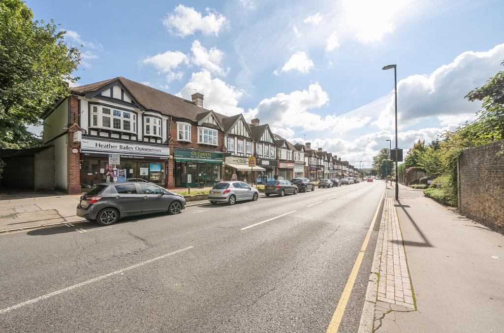 3 Bedroom Detached for Sale in Sanderstead, CR2 9AW