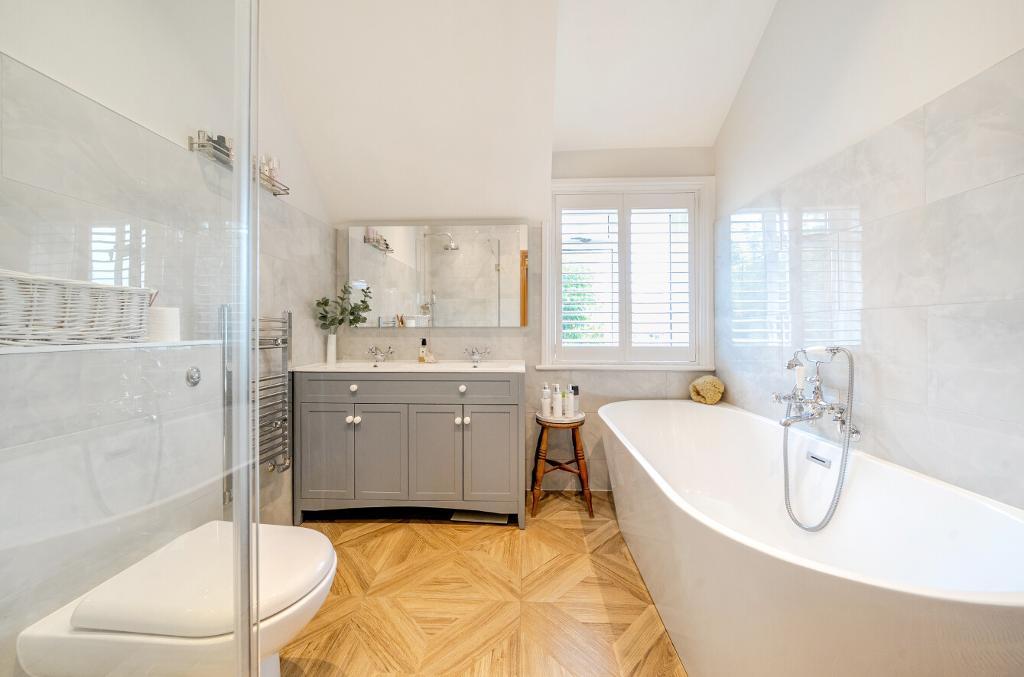 2 Bedroom End Terraced for Sale in South Croydon, CR2 9DE