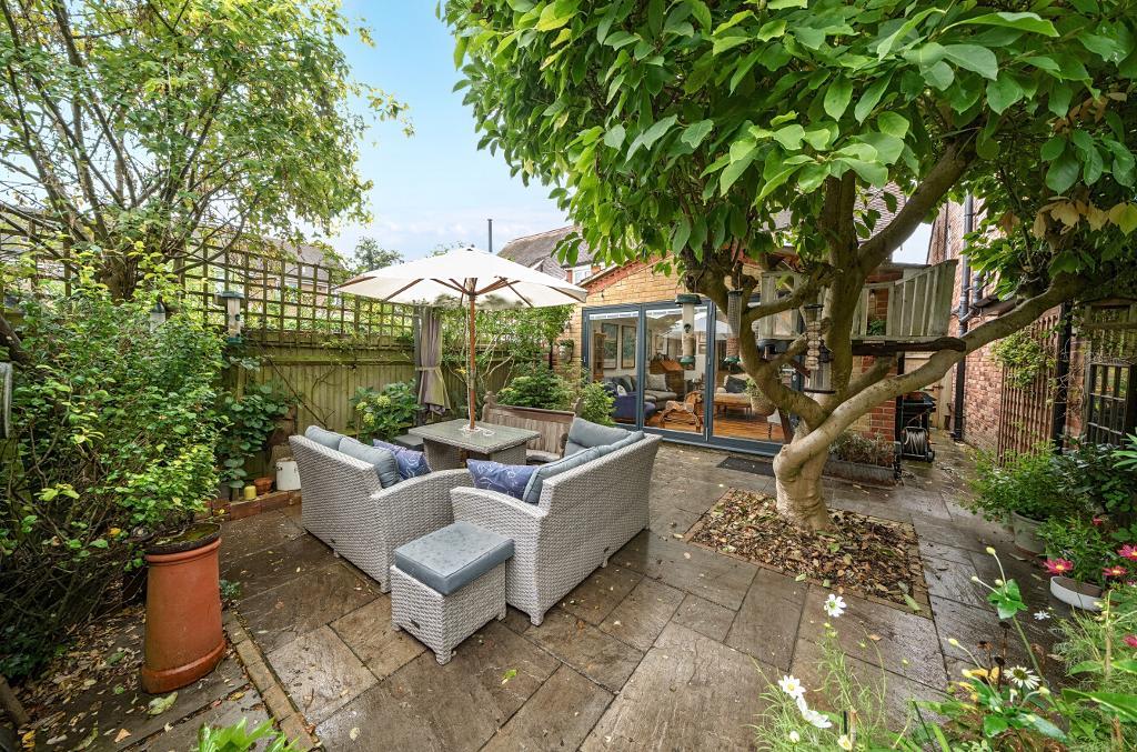 2 Bedroom End Terraced for Sale in South Croydon, CR2 9DE