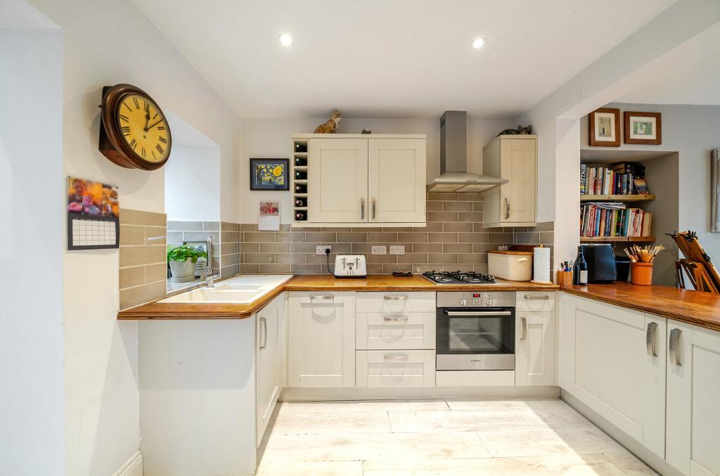 2 Bedroom End Terraced for Sale in South Croydon, CR2 9DE