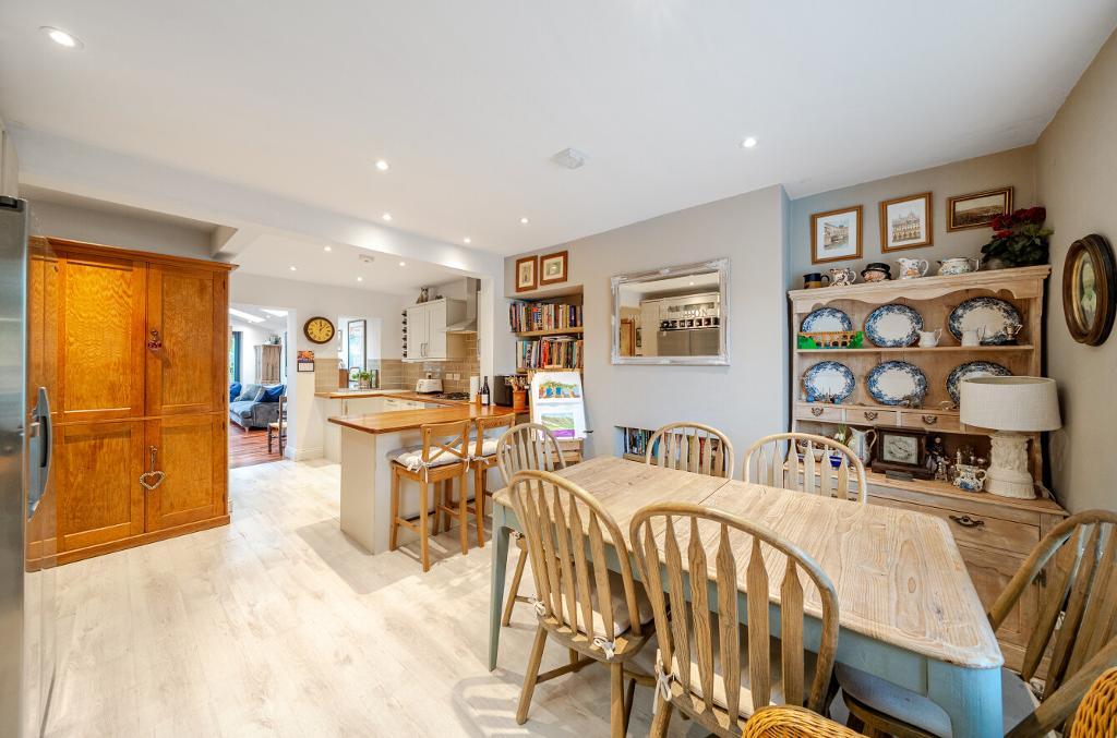 2 Bedroom End Terraced for Sale in South Croydon, CR2 9DE