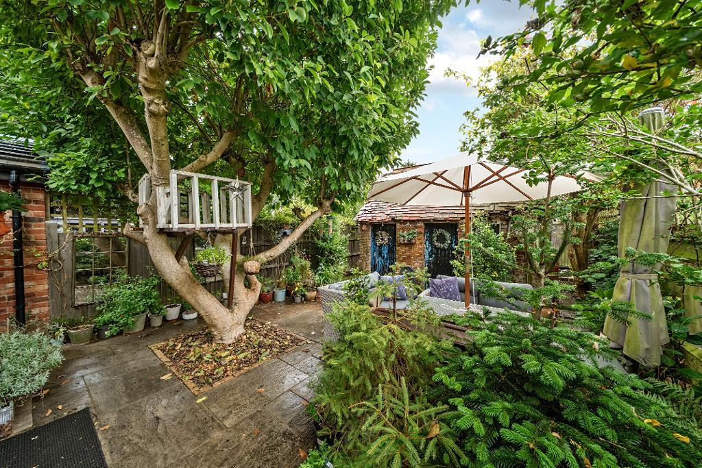 2 Bedroom End Terraced for Sale in South Croydon, CR2 9DE