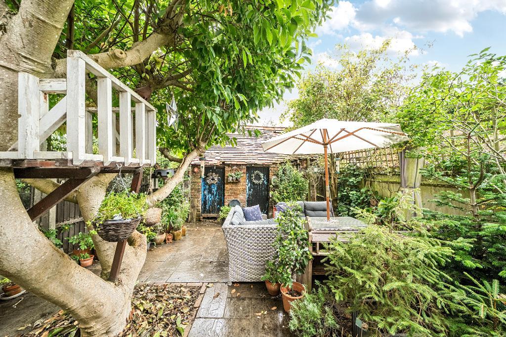 2 Bedroom End Terraced for Sale in South Croydon, CR2 9DE