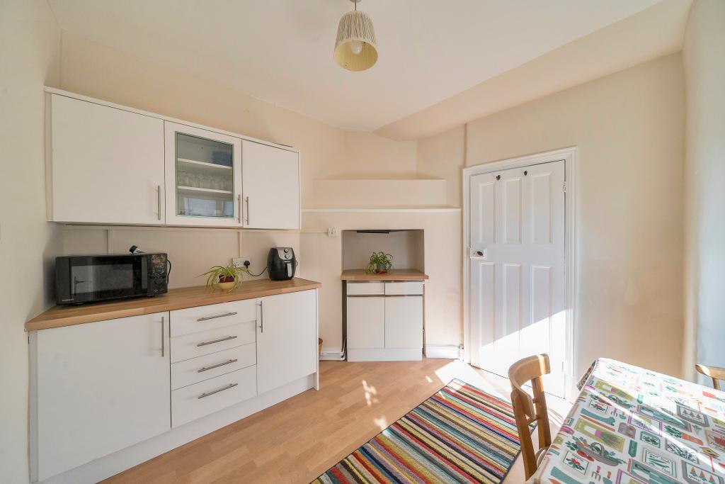 4 Bedroom Semi-Detached for Sale in Sanderstead, CR2 0NW