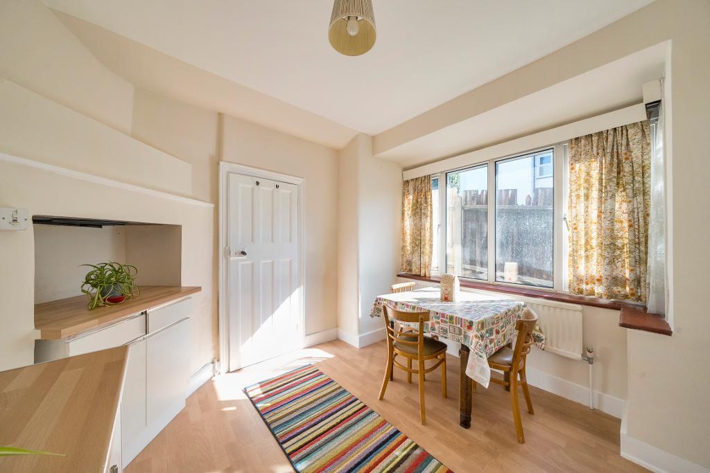 4 Bedroom Semi-Detached for Sale in Sanderstead, CR2 0NW