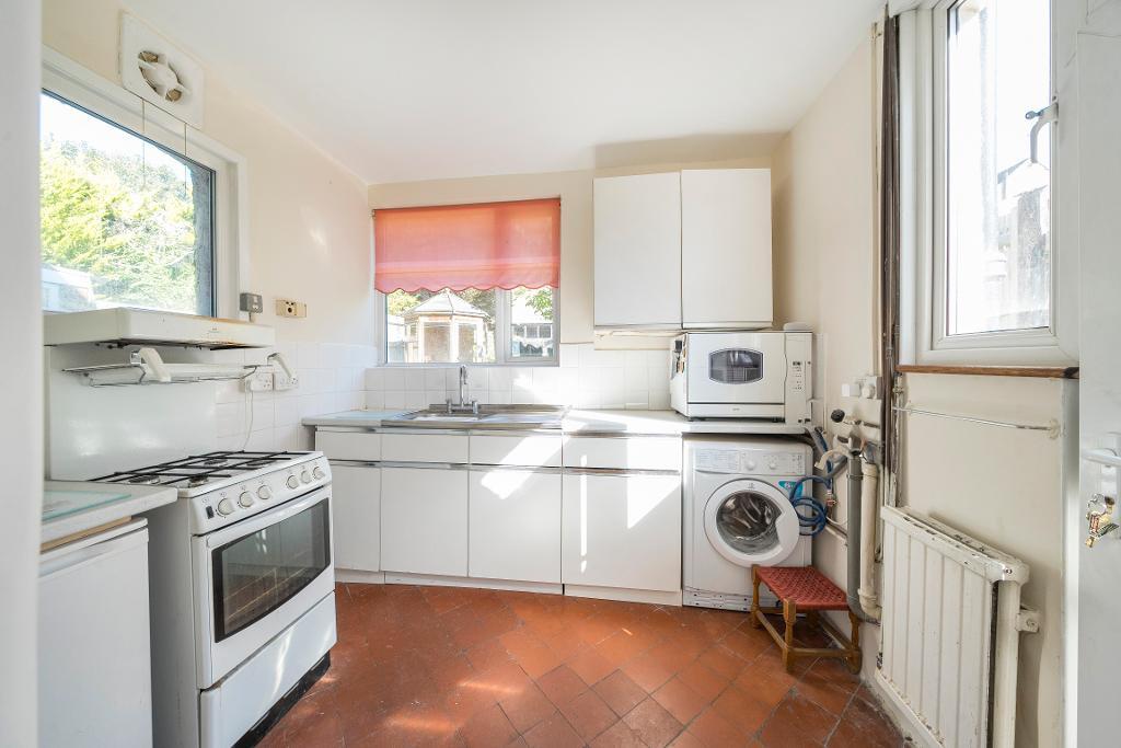 4 Bedroom Semi-Detached for Sale in Sanderstead, CR2 0NW