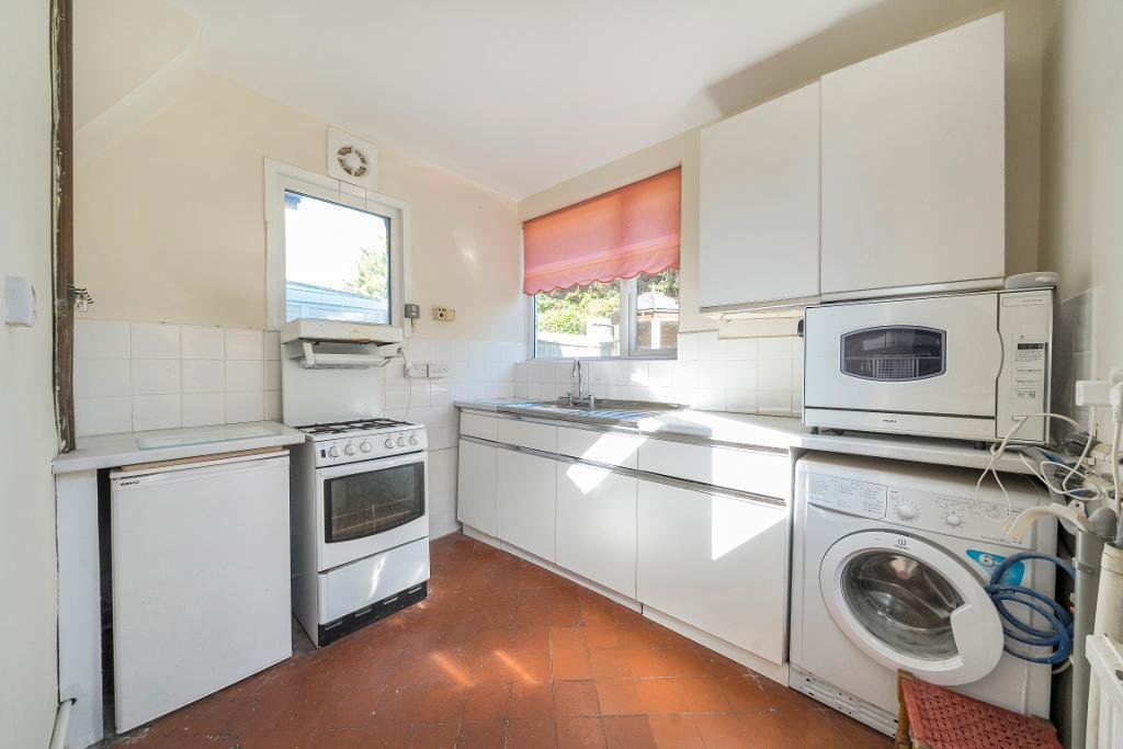 4 Bedroom Semi-Detached for Sale in Sanderstead, CR2 0NW