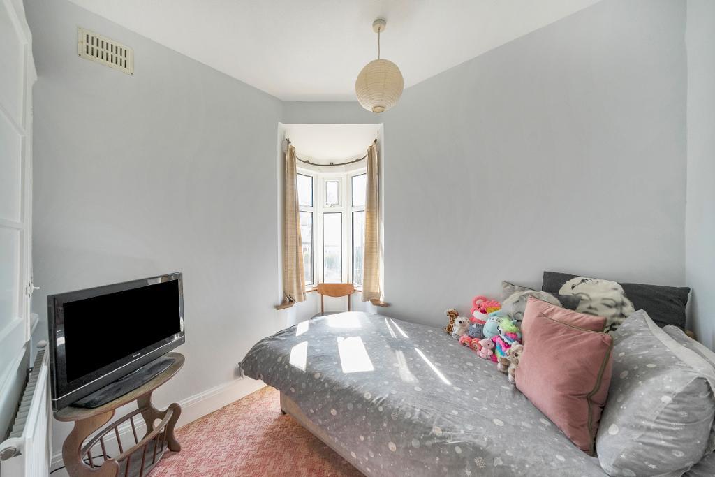 4 Bedroom Semi-Detached for Sale in Sanderstead, CR2 0NW