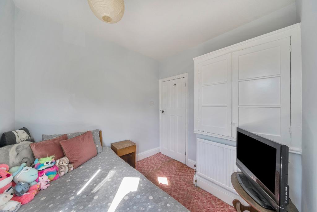 4 Bedroom Semi-Detached for Sale in Sanderstead, CR2 0NW