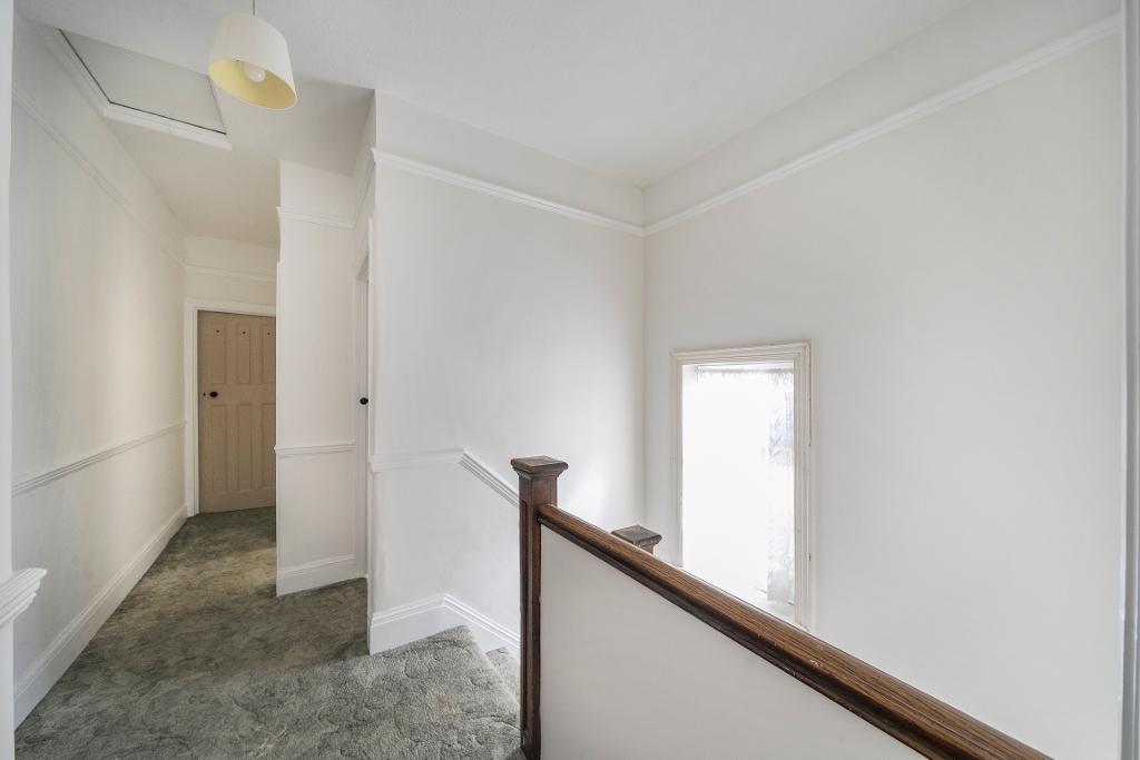 4 Bedroom Semi-Detached for Sale in Sanderstead, CR2 0NW