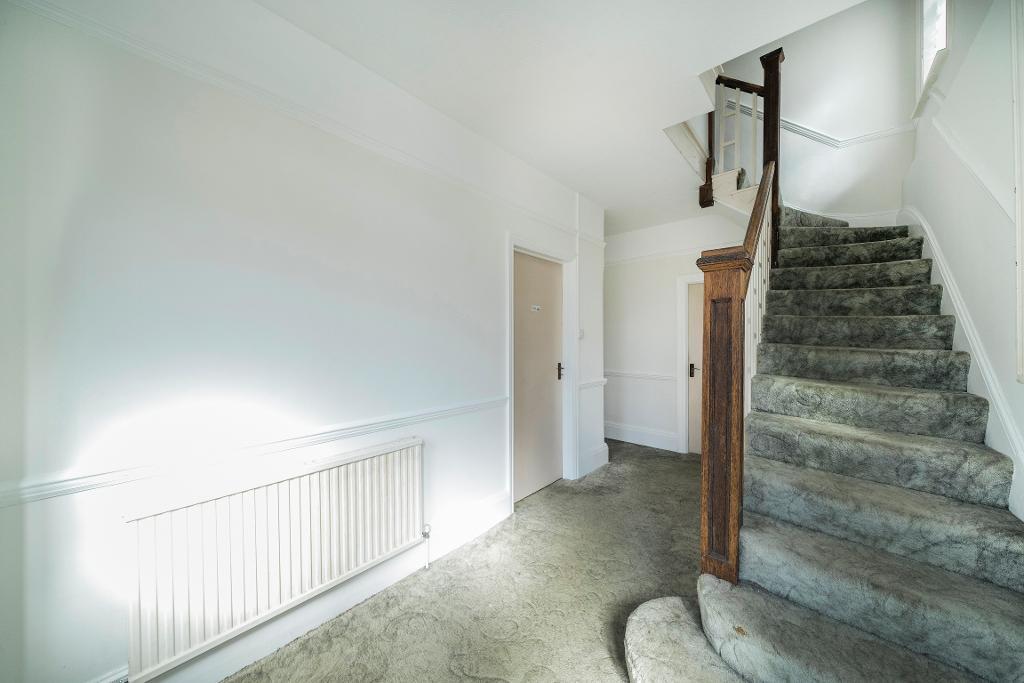 4 Bedroom Semi-Detached for Sale in Sanderstead, CR2 0NW