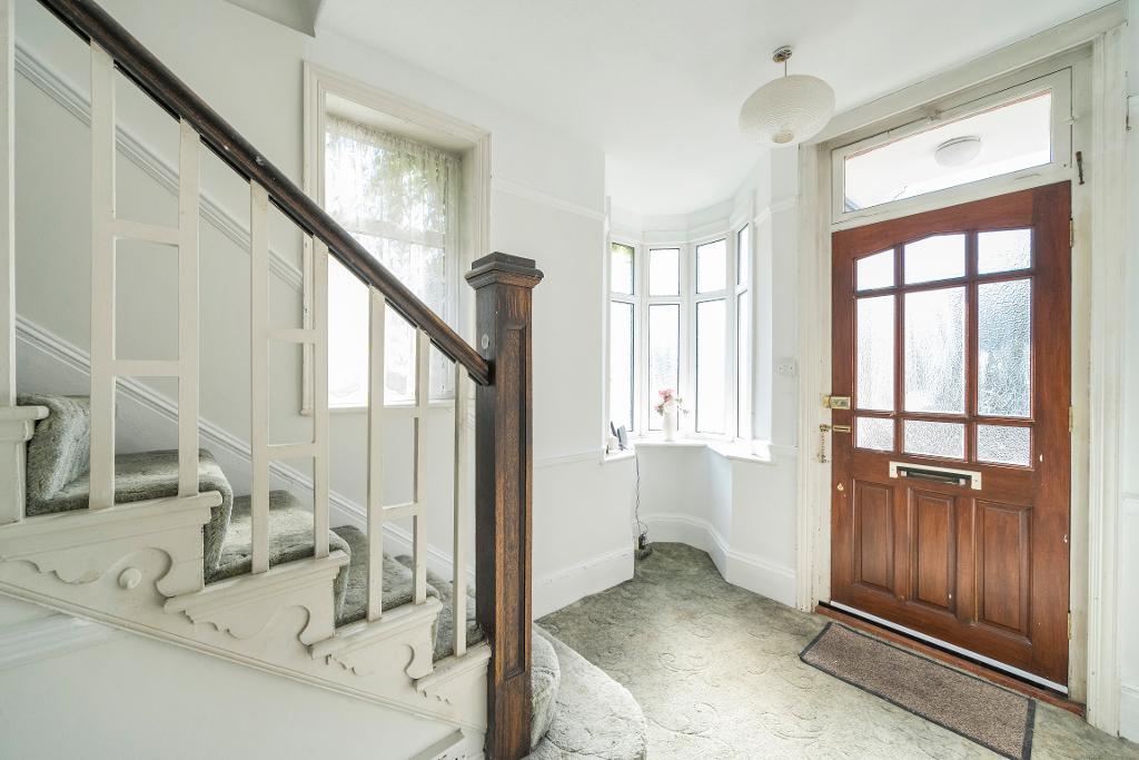 4 Bedroom Semi-Detached for Sale in Sanderstead, CR2 0NW