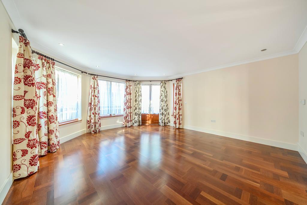 3 Bedroom Detached for Sale in South Croydon, CR2 9NN